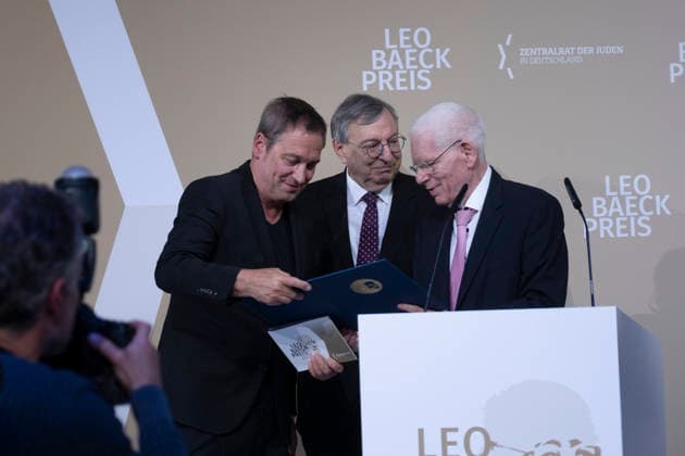 Verleihung des Leo Baeck-Preises 2026 durch den Zentralrat der Juden in Deutschland am Mittwoch (10.06.2026) in Berlin an den Kabarettisten Dieter Nuhr. (Foto v.l.: Dieter Nuhr, Abraham Lehrer, Vizepraesident des Zentralrats der Juden in Deutschland, Josef Schuster, Praesident des Zentralrats der Juden in Deutschland) Mit dem Preis soll Nuhrs Einsatz gegen Antisemitismus in der Medienlandschaft gewuerdigt werden, begruendete der Zentralrat die Preistraegerwahl. Seit 1957 werden mit dem Leo-Baeck-Preis Persoenlichkeiten geehrt, die sich nach Ansicht des Zentralrats in herausragender Weise um die juedische Gemeinschaft verdient gemacht haben. (Siehe epd-Meldung vom 10.06.2026) EDITORIAL USE ONLY *** Presentation of the Leo Baeck Prize 2026 by Copyright: epd-bild RolfxZoellner epd-Leo-Baeck-Preis7-kopieren