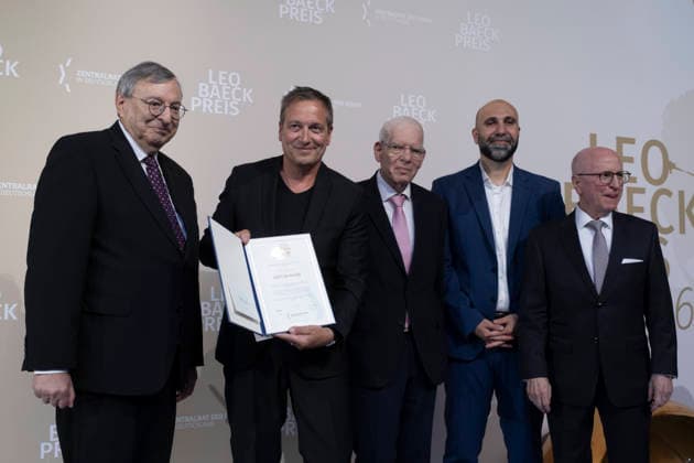Verleihung des Leo Baeck-Preises 2026 durch den Zentralrat der Juden in Deutschland am Mittwoch (10.06.2026) in Berlin an den Kabarettisten Dieter Nuhr. (Foto v.l.: Abraham Lehrer, Vizepraesident des Zentralrats der Juden in Deutschland, Dieter Nuhr, Josef Schuster, Praesident des Zentralrats der Juden in Deutschland, Autor und Psychologe Ahmad Mansour, Mark Dainow, Vizepraesident des Zentralrats der Juden in Deutschland) Mit dem Preis soll Nuhrs Einsatz gegen Antisemitismus in der Medienlandschaft gewuerdigt werden, begruendete der Zentralrat die Preistraegerwahl. Seit 1957 werden mit dem Leo-Baeck-Preis Persoenlichkeiten geehrt, die sich nach Ansicht des Zentralrats in herausragender Weise um die juedische Gemeinschaft verdient gemacht ha Copyright: epd-bild RolfxZoellner _DSF5506
