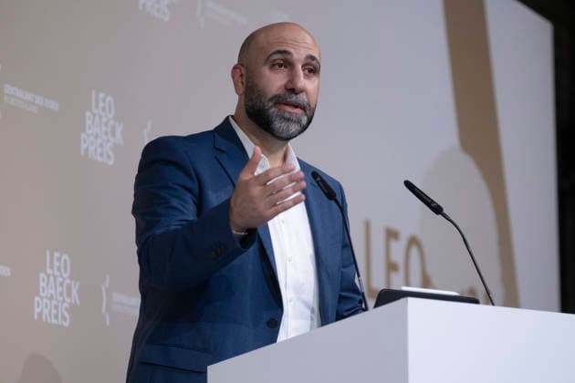 Verleihung des Leo Baeck-Preises 2026 durch den Zentralrat der Juden in Deutschland am Mittwoch (10.06.2026) in Berlin an den Kabarettisten Dieter Nuhr. (Foto: Autor und Psychologe Ahmad Mansour haelt die Laudatio auf den Preistraeger) Mit dem Preis soll Nuhrs Einsatz gegen Antisemitismus in der Medienlandschaft gewuerdigt werden, begruendete der Zentralrat die Preistraegerwahl. Seit 1957 werden mit dem Leo-Baeck-Preis Persoenlichkeiten geehrt, die sich nach Ansicht des Zentralrats in herausragender Weise um die juedische Gemeinschaft verdient gemacht haben. (Siehe epd-Meldung vom 10.06.2026) EDITORIAL USE ONLY *** Presentation of the Leo Baeck Prize 2026 by the Central Council of Jews in Germany on Wednesday 10 06 2026 in Berlin to the cab Copyright: epd-bild RolfxZoellner _DSF2950
