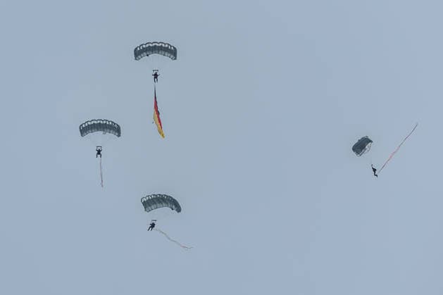 Eröffnungsrundgang auf der ILA Flugprogramm mit den Bundeswehr Freifaller bei der ILA in Berlin-Brandenburg am 10.06.2026. Berlin Deutschland *** Opening tour at the ILA Flight program with the Bundeswehr free fallers at the ILA in Berlin Brandenburg on 10 06 2026 Berlin Germany