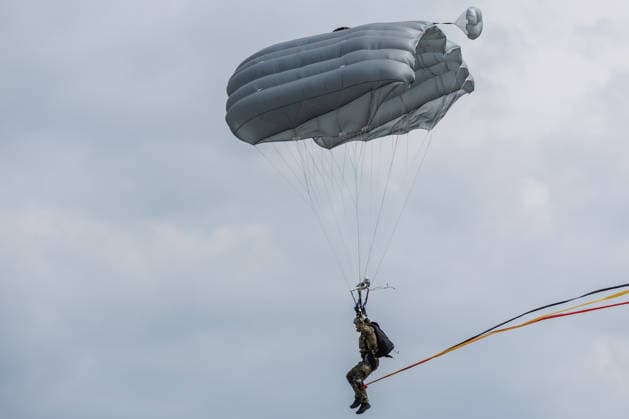 Eröffnungsrundgang auf der ILA Flugprogramm mit den Bundeswehr Freifaller bei der ILA in Berlin-Brandenburg am 10.06.2026. Berlin Deutschland *** Opening tour at the ILA Flight program with the Bundeswehr free fallers at the ILA in Berlin Brandenburg on 10 06 2026 Berlin Germany