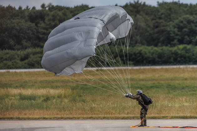 Eröffnungsrundgang auf der ILA Flugprogramm mit den Bundeswehr Freifaller bei der ILA in Berlin-Brandenburg am 10.06.2026. Berlin Deutschland *** Opening tour at the ILA Flight program with the Bundeswehr free fallers at the ILA in Berlin Brandenburg on 10 06 2026 Berlin Germany