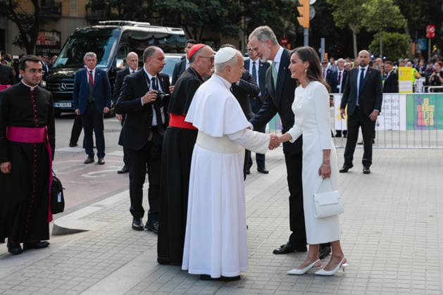 Entertainment Bilder des Tages Pope Leo XIV presides the Holy Mass in the Basilica of the Sagrada Familia and inaugurates the Tower of Jesus Christ Pope Leo XIV with King Felipe VI and Queen Letizia on their arrival at the celebration of the Holy Mass presided by Pope Leo XIV, on June 10, 2026, in Barcelona, Catalonia Spain This historic solemn Eucharist in the Basilica of the Sagrada Familia, which is attended by the King and Queen of Spain, serves as the setting for the blessing and inauguration of the Tower of Jesus Christ, the central structure that makes the church the highest church in the world, serves as a framework for the blessing and inauguration of the Tower of Jesus Christ, the central structure that makes the temple the tallest church in the world, coincid  Copyright: xKikexRincon EuropaxPress Poolx 7587381
