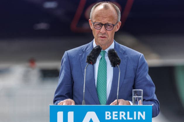 Eröffnungsrundgang auf der ILA Bundeskanzler Friedrich Merz (CDU) bei einem Eröffnungsrundgang auf der ILA in Berlin-Brandenburg am 10.06.2026. Berlin Deutschland *** Opening tour of the ILA Federal Chancellor Friedrich Merz CDU during an opening tour of the ILA in Berlin Brandenburg on 10 06 2026 Berlin Germany
