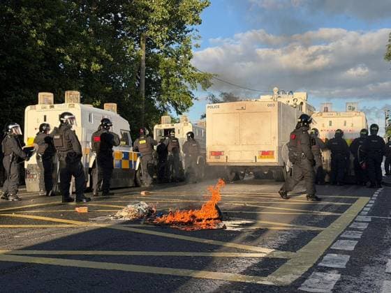 News Bilder des Tages Police arrive around Chimney Corner Hotel in Belfast BELFAST, NORTHERN IRELAND - JUNE 10: Protesters light a fire as police arrive outside the Chimney Corner Hotel prior to the demonstration, in Belfast, Northern Ireland on June 10, 2026. Stringer Anadolu Belfast Northern Ireland. Editorial use only. Please get in touch for any other usage.  Copyright: x2026xAnadoluxStringerx