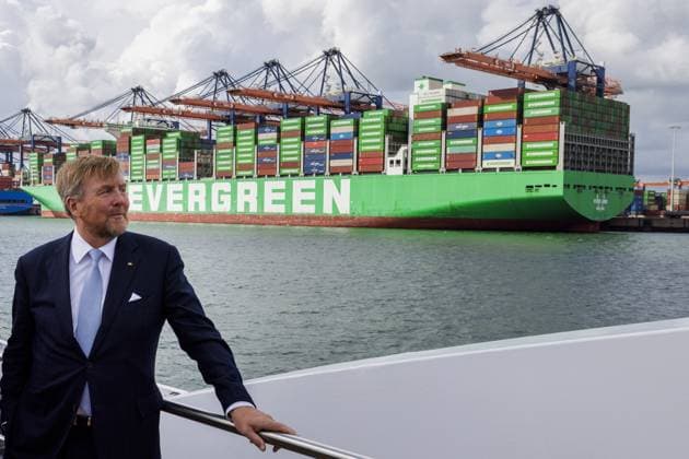 Den Haag, The Netherlands, 2026-06-10 17:31:41 THE HAGUE, 10-06-2026, Port of Rotterdam At the invitation of His Majesty the King - King Willem-Alexander and Queen Maxima, the Federal President of Germany, Frank-Walter Steinmeier, is paying a state visit to the Netherlands. He is accompanied by his wife, Elke Büdenbender. PHOTO: NLBeeld Robert Meerding In the photo: The visit of King Willem-Alexander and Federal President Steinmeier to the Port of Rotterdam begins with a tour of Porthos. During the tour, the King and the Federal President receive an explanation of the project s operation and visit the compressor facilities on the Maasvlakte. In the photo: King Willem-Alexander Credit: NL Beeld Robert Meerding Inc  Copyright: xx x