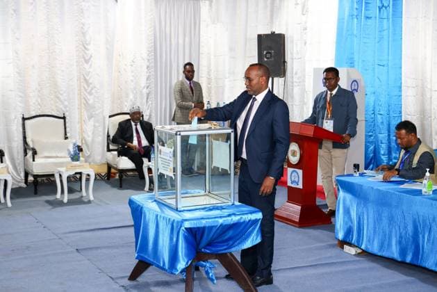 Members of parliament elect a state governor for the first time using a one person, one vote system in Somalia BAYDHABO, SOMALIA - JUNE 10: Members of parliament cast their votes during first time using a one person, one vote electoral system to determine the state governor in Baydhabo, Southwestern State, Somalia on June 10, 2026. Mohamud Ismail Kulane Anadolu Baydhabo Somalia. Editorial use only. Please get in touch for any other usage.  Copyright: x2026xAnadoluxMohamudxIsmailxKulanex