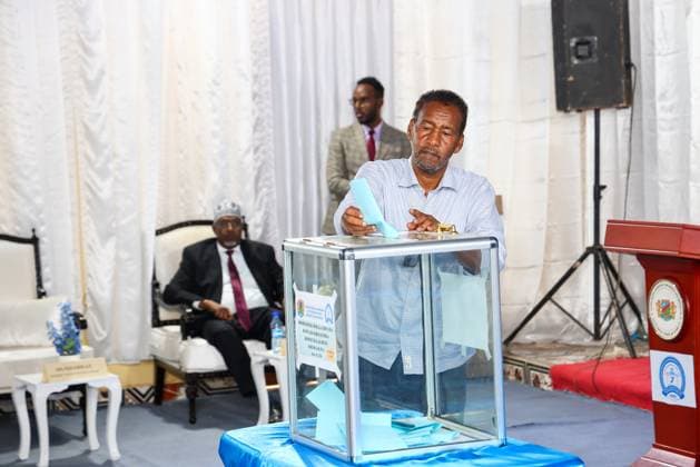Members of parliament elect a state governor for the first time using a one person, one vote system in Somalia BAYDHABO, SOMALIA - JUNE 10: Members of parliament cast their votes during first time using a one person, one vote electoral system to determine the state governor in Baydhabo, Southwestern State, Somalia on June 10, 2026. Mohamud Ismail Kulane Anadolu Baydhabo Somalia. Editorial use only. Please get in touch for any other usage.  Copyright: x2026xAnadoluxMohamudxIsmailxKulanex