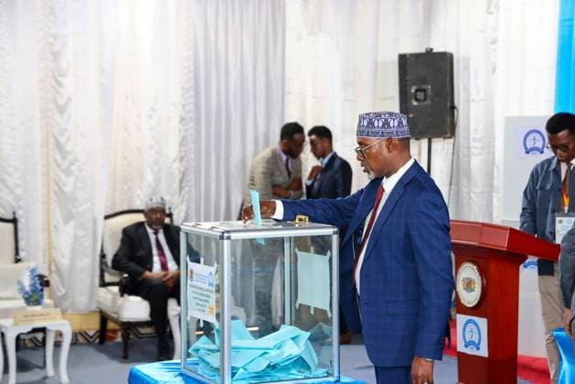 Members of parliament elect a state governor for the first time using a one person, one vote system in Somalia BAYDHABO, SOMALIA - JUNE 10: Members of parliament cast their votes during first time using a one person, one vote electoral system to determine the state governor in Baydhabo, Southwestern State, Somalia on June 10, 2026. Mohamud Ismail Kulane Anadolu Baydhabo Somalia. Editorial use only. Please get in touch for any other usage.  Copyright: x2026xAnadoluxMohamudxIsmailxKulanex