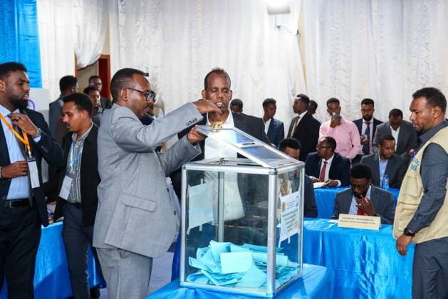 Members of parliament elect a state governor for the first time using a one person, one vote system in Somalia BAYDHABO, SOMALIA - JUNE 10: Members of parliament cast their votes during first time using a one person, one vote electoral system to determine the state governor in Baydhabo, Southwestern State, Somalia on June 10, 2026. Mohamud Ismail Kulane Anadolu Baydhabo Somalia. Editorial use only. Please get in touch for any other usage.  Copyright: x2026xAnadoluxMohamudxIsmailxKulanex