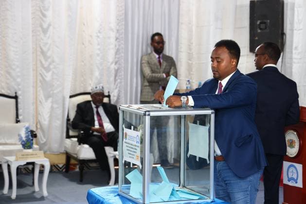 Members of parliament elect a state governor for the first time using a one person, one vote system in Somalia BAYDHABO, SOMALIA - JUNE 10: Members of parliament cast their votes during first time using a one person, one vote electoral system to determine the state governor in Baydhabo, Southwestern State, Somalia on June 10, 2026. Mohamud Ismail Kulane Anadolu Baydhabo Somalia. Editorial use only. Please get in touch for any other usage.  Copyright: x2026xAnadoluxMohamudxIsmailxKulanex