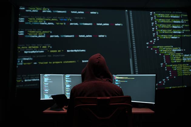 Programmierer und Hacker bearbeiten Metadaten in einer digitalen Schnittstelle A programmer and hacker working with edit metadata commands in a digital interface, representing coding, data management, and cybersecurity concepts (License=RF) ,model released, Symbolfoto Copyright: xZoonar.com SirinarthxMekvorawuthx 25170780 ,model released, Symbolfoto ,property released