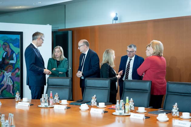 Kabinettsitzung, Bundesregierung, Auftakt Auftakt, Kabinettsitzung, Bundesregierung, Katherina Reiche, Bundeswirtschaftsministerin, Bärbel Bas, Bundesministerin, Arbeit, Soziales, Stefanie Hubig, Bundesministerin, Justiz, Verbraucherschutz, Nina Warken, Bundesgesundheitsministerin, Patrick Schnieder, Bundesverkehrsminister, Dorothee Bär, Bundesministerin, Forschung, Stefan Kornelius, Regierungssprecher, Michael Meister, Staatsminister für Bund-Länder-Zusammenarbeit Berlin Berlin GER *** Cabinet meeting, Federal Government, Kick-off Kick-off, Cabinet meeting, Federal Government, Katherina Reiche, Federal Minister of Economics, Bärbel Bas, Federal Minister, Labor, Social Affairs, Stefanie Hubig, Federal Minister, Justice, Consum