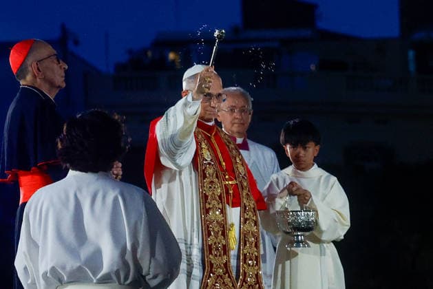 News Bilder des Tages Pope Leo XIV presides the Holy Mass in the Basilica of the Sagrada Familia and inaugurates the Tower of Jesus Christ Pope Leo XIV blesses the Tower of Jesus Christ in the Basilica of the Sagrada Familia, on June 10, 2026, in Barcelona, Catalonia Spain This historic solemn Eucharist in the Basilica of the Sagrada Familia, which is attended by the King and Queen of Spain, serves as the setting for the blessing and inauguration of the Tower of Jesus Christ, the central structure that makes the church the tallest church in the world, serves as a framework for the blessing and inauguration of the Tower of Jesus Christ, the central structure that makes the temple the tallest church in the world, coinciding exactly with the events of the centenar  Copyright: xKikexRincon EuropaxPress Poolx 7587441