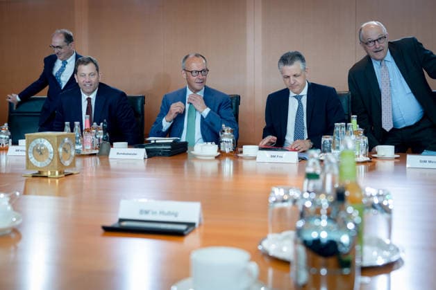 Kabinettsitzung, Bundesregierung, Auftakt Auftakt, Kabinettsitzung, Bundesregierung, Bundeskanzler, Friedrich Merz, Kanzleramtsminister, Thorsten Frei, Lars Klingbeil, Bundesfinanzminister, Vizekanzler, Alexander Dobrindt, Bundesinnenminister, Michael Meister, Staatsminister für Bund-Länder-Zusammenarbeit Berlin Berlin GER *** Cabinet meeting, Federal Government, Kick-off Kick-off, Cabinet meeting, Federal Government, Federal Chancellor, Friedrich Merz, Minister of the Chancellery, Thorsten Frei, Lars Klingbeil, Federal Minister of Finance, Vice-Chancellor, Alexander Dobrindt, Federal Minister of the Interior, Michael Meister, Minister of State for Federal State Cooperation Berlin Berlin GER