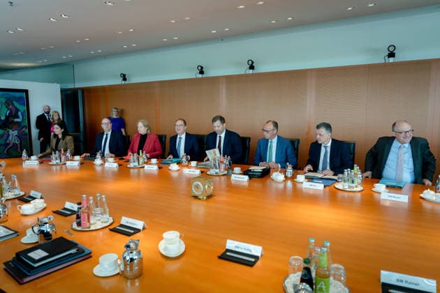 Kabinettsitzung, Bundesregierung, Auftakt Auftakt, Kabinettsitzung, Bundesregierung, Bundeskanzler, Friedrich Merz, Kanzleramtsminister, Thorsten Frei, Lars Klingbeil, Bundesfinanzminister, Vizekanzler, Alexander Dobrindt, Bundesinnenminister, Bärbel Bas, Bundesministerin, Arbeit, Soziales, Michael Meister, Staatsminister für Bund-Länder-Zusammenarbeit Berlin Berlin GER *** Cabinet meeting, Federal Government, Kick-off Kick-off, Cabinet meeting, Federal Government, Federal Chancellor, Friedrich Merz, Minister of the Chancellery, Thorsten Frei, Lars Klingbeil, Federal Minister of Finance, Vice-Chancellor, Alexander Dobrindt, Federal Minister of the Interior, Bärbel Bas, Federal Minister, Labor, Social Affairs, Michael Meister, Mini