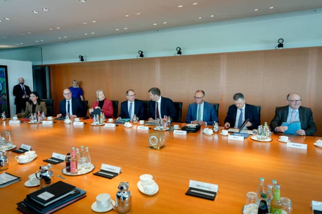 Kabinettsitzung, Bundesregierung, Auftakt Auftakt, Kabinettsitzung, Bundesregierung, Bundeskanzler, Friedrich Merz, Kanzleramtsminister, Thorsten Frei, Lars Klingbeil, Bundesfinanzminister, Vizekanzler, Alexander Dobrindt, Bundesinnenminister, Bärbel Bas, Bundesministerin, Arbeit, Soziales, Michael Meister, Staatsminister für Bund-Länder-Zusammenarbeit Berlin Berlin GER *** Cabinet meeting, Federal Government, Kick-off Kick-off, Cabinet meeting, Federal Government, Federal Chancellor, Friedrich Merz, Minister of the Chancellery, Thorsten Frei, Lars Klingbeil, Federal Minister of Finance, Vice-Chancellor, Alexander Dobrindt, Federal Minister of the Interior, Bärbel Bas, Federal Minister, Labor, Social Affairs, Michael Meister, Mini