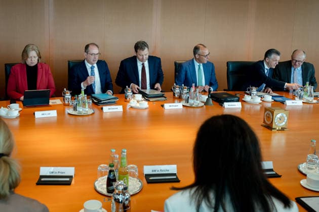 Kabinettsitzung, Bundesregierung, Auftakt Auftakt, Kabinettsitzung, Bundesregierung, Bundeskanzler, Friedrich Merz, Kanzleramtsminister, Thorsten Frei, Lars Klingbeil, Bundesfinanzminister, Vizekanzler, Alexander Dobrindt, Bundesinnenminister, Bärbel Bas, Bundesministerin, Arbeit, Soziales, Michael Meister, Staatsminister für Bund-Länder-Zusammenarbeit Berlin Berlin GER *** Cabinet meeting, Federal Government, Kick-off Kick-off, Cabinet meeting, Federal Government, Federal Chancellor, Friedrich Merz, Minister of the Chancellery, Thorsten Frei, Lars Klingbeil, Federal Minister of Finance, Vice-Chancellor, Alexander Dobrindt, Federal Minister of the Interior, Bärbel Bas, Federal Minister, Labor, Social Affairs, Michael Meister, Mini
