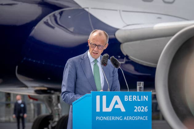 Berlin ExpoCenter Airport, ILA Berlin ExpoCenter Airport, ILA, Luft- und Raumfahrt, Rundgang, Friedrich Merz, Bundeskanzler Berlin Berlin GER *** Berlin ExpoCenter Airport, ILA Berlin ExpoCenter Airport, ILA, Aerospace, Tour, Friedrich Merz, Federal Chancellor Berlin Berlin GER