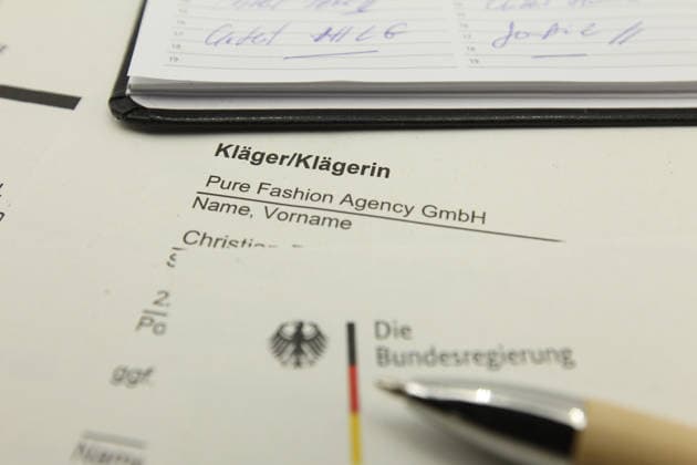 Auf einem Schreibtisch liegt eine Klageerhebung des Hamburger Textilunternehmens Pure Fashion Agency GmbH. Das Unternehmen fordert vom Bund 287 Millionen Euro plus Zinsen für einen gescheiterten Verkauf von Corona-Schutzmasken zu Beginn der Covid-Pandemie. Am Mittwoch hat der Prozess am Landgericht in Bonn begonnen. Symbolbild Symbolfoto. Niendorf Hamburg *** A lawsuit filed by the Hamburg textile company Pure Fashion Agency GmbH is lying on a desk The company is demanding 287 million euros plus interest from the federal government for a failed sale of corona protective masks at the beginning of the Covid pandemic The trial began on Wednesday at the regional court in Bonn Symbol image Symbol photo Niendorf Hamburg