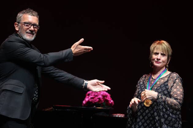 June 10, 2026, Malaga, Spain: American actress and singer PATTI LUPONE receives the Lux Ductor award in Malaga from ANTONIO BANDERAS. The American actress in Malaga from the actor Bandera. Malaga Spain  - ZUMAc161 20260610_zap_c161_005 Copyright: xLorenzoxCarnerox