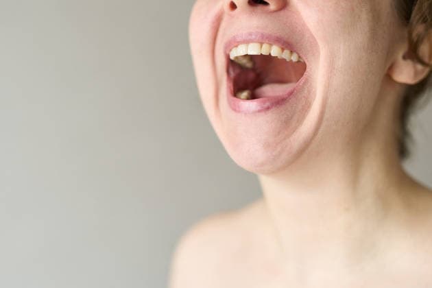 Frau, die beim Lachen den Mund weit aufreißt, mit sichtbaren Zähnen und nackten Schultern vor einem schlichten grauen Hintergrund Woman Opening Mouth Wide In Laughing Shout With Visible Teeth And Bare Shoulders Against Plain Gray Background Closeup Candid Portrait Energetic Expression. (License=RF) ,model released, Symbolfoto Copyright: xZoonar.com ElenaxSafonovax 25176915 ,model released, Symbolfoto ,property released