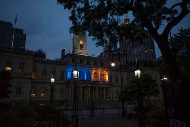 June 10, 2026, New York, New York, USA: As game 4 of the Knicks vs. Spurs NBA finals is played in New York City, City Hall and The David N. Dinkins Manhattan Municipal Building in Manhattan s Civic Center are lit up in blue and orange in support of the New York Knicks. New York USA - ZUMAr174 20260610_znp_r174_005 Copyright: xGinaxMxRandazzox