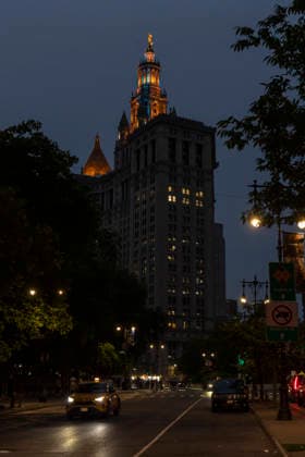 June 10, 2026, New York, New York, USA: As game 4 of the Knicks vs. Spurs NBA finals is played in New York City, The David N. Dinkins Manhattan Municipal Building in Manhattan s Civic Center is lit up in blue and orange in support of the New York Knicks. New York USA - ZUMAr174 20260610_znp_r174_004 Copyright: xGinaxMxRandazzox