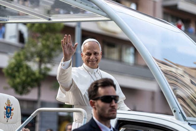 Pope Leo XIV greets attendees upon his arrival at the Sagrada Familia Basilica in Barcelona on June 10, 2026, in Barcelona, Spain., Credit:RubÃ n Lucia Avalon  Copyright: xRubÃ nxLuciax xAvalonx 1109368470