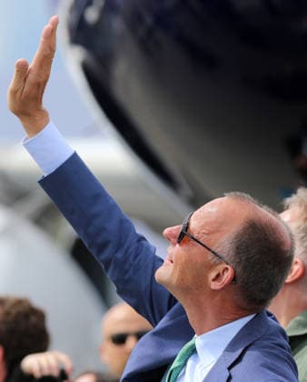 Bundeskanzler Friedrich Merz (CDU) während seinem Besuch auf der ILA am 10. Juni 2026 in Berlin. Der Kanzler beobachtet die Flugschau und blickt mit Sonnenbrille in den Himmel. Bundeskanzler Friedrich Merz (CDU) während seinem Besuch auf der ILA am 10. Juni 2026 in Berlin. Der Kanzler beobachtet die Flugschau und blickt mit Sonnenbrille in den Himmel. Berlin Brandenburg Deutschland *** Chancellor Friedrich Merz CDU during his visit to the ILA on June 10, 2026 in Berlin Chancellor Friedrich Merz CDU during his visit to the ILA on June 10, 2026 in Berlin Chancellor Friedrich Merz CDU during his visit to the ILA on June 10, 2026 in Berlin Chancellor Friedrich Merz observes the air show and looks up into the sky with sunglasses Berlin Brandenbu