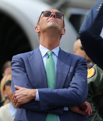 Bundeskanzler Friedrich Merz (CDU) während seinem Besuch auf der ILA am 10. Juni 2026 in Berlin. Der Kanzler beobachtet die Flugschau und blickt mit Sonnenbrille in den Himmel. Bundeskanzler Friedrich Merz (CDU) während seinem Besuch auf der ILA am 10. Juni 2026 in Berlin. Der Kanzler beobachtet die Flugschau und blickt mit Sonnenbrille in den Himmel. Berlin Brandenburg Deutschland *** Chancellor Friedrich Merz CDU during his visit to the ILA on June 10, 2026 in Berlin Chancellor Friedrich Merz CDU during his visit to the ILA on June 10, 2026 in Berlin Chancellor Friedrich Merz CDU during his visit to the ILA on June 10, 2026 in Berlin Chancellor Friedrich Merz observes the air show and looks up into the sky with sunglasses Berlin Brandenbu