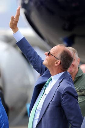 Bundeskanzler Friedrich Merz (CDU) während seinem Besuch auf der ILA am 10. Juni 2026 in Berlin. Der Kanzler beobachtet die Flugschau und blickt mit Sonnenbrille in den Himmel. Bundeskanzler Friedrich Merz (CDU) während seinem Besuch auf der ILA am 10. Juni 2026 in Berlin. Der Kanzler beobachtet die Flugschau und blickt mit Sonnenbrille in den Himmel. Berlin Brandenburg Deutschland *** Chancellor Friedrich Merz CDU during his visit to the ILA on June 10, 2026 in Berlin Chancellor Friedrich Merz CDU during his visit to the ILA on June 10, 2026 in Berlin Chancellor Friedrich Merz CDU during his visit to the ILA on June 10, 2026 in Berlin Chancellor Friedrich Merz observes the air show and looks up into the sky with sunglasses Berlin Brandenbu