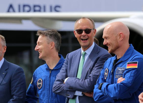 Bundeskanzler Friedrich Merz (CDU) während seinem Besuch auf der ILA am 10. Juni 2026 in Berlin. Neben ihm die deutschen Astronauten Thomas Reiter (links) und Alexander Gerst (rechts). Berlin Brandenburg Deutschland *** Federal Chancellor Friedrich Merz CDU during his visit to the ILA on June 10, 2026 in Berlin Next to him the German astronauts Thomas Reiter left and Alexander Gerst right Berlin Brandenburg Germany