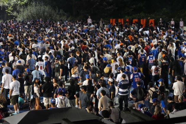 June 10, 2026, New York, Ny, USA: Knicks Watch Party at Wollman Rink,.Central Park, NYC.June 10, 2026. New York USA - ZUMAms4_ 20260610_faf_ms4_030 Copyright: xSoniaxMoskowitzxGordonx
