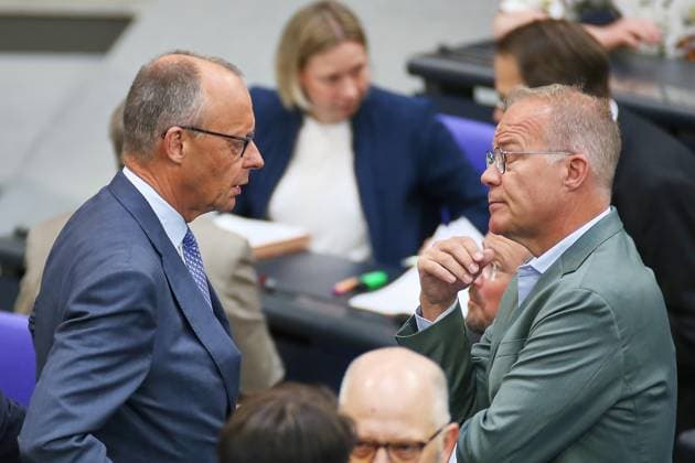Berlin, Deutschland, 11.06.2026: Deutscher Bundestag: 83. Bundestagssitzung: Bundeskanzler Friedrich Merz (CDU) und SPD-Fraktionschef Matthias Miersch vor der Regierungserklärung des Kanzlers *** Berlin, Germany, 11 06 2026 German Bundestag 83 Bundestag session Federal Chancellor Friedrich Merz CDU and SPD parliamentary group leader Matthias Miersch before the Chancellors government statement Copyright: xdtsxNachrichtenagenturx dts_122396
