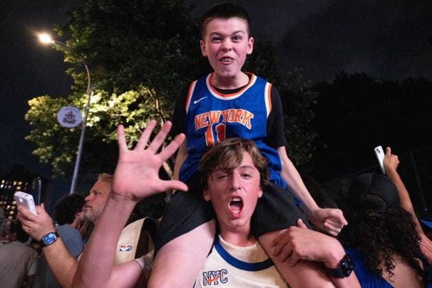 June 10, 2026, New York, New York, USA: Crowds gather outside in the West Village to watch projections of game 4 of the NBA finals. The city erupted in excitement and cheers as the Knicks win their third game of the series with a dramatic comeback in the fourth quarter and a final score of 107-106. New York USA - ZUMAp288 20260610_znp_p288_038 Copyright: xSyndixPilarx