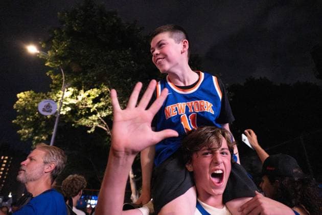 June 10, 2026, New York, New York, USA: Crowds gather outside in the West Village to watch projections of game 4 of the NBA finals. The city erupted in excitement and cheers as the Knicks win their third game of the series with a dramatic comeback in the fourth quarter and a final score of 107-106. New York USA - ZUMAp288 20260610_znp_p288_039 Copyright: xSyndixPilarx