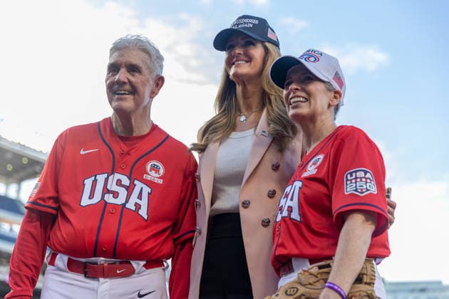 Congressional Baseball Game in Washington, DC WASHINGTON, DC, UNITED STATES - JUNE 10: Republican Coach Congressman Roger Williams (R-TX) takes a photo with Small Business Administrator Kelly Loeffler and Senator Joni Ernst (R-IA) ahead of the Congressional Baseball Game at Nationals Park in Washington, DC, United States, on June 10, 2026. Nathan Posner Anadolu Washington, DC United States. Editorial use only. Please get in touch for any other usage.  Copyright: x2026xAnadoluxNathanxPosnerx
