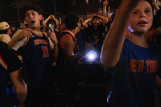June 10, 2026, New York, New York, USA: Crowds gather outside in the West Village to watch projections of game 4 of the NBA finals. The city erupted in excitement and cheers as the Knicks win their third game of the series with a dramatic comeback in the fourth quarter and a final score of 107-106. New York USA - ZUMAp288 20260610_znp_p288_034 Copyright: xSyndixPilarx