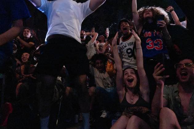 June 10, 2026, New York, New York, USA: Crowds gather outside in the West Village to watch projections of game 4 of the NBA finals. The city erupted in excitement and cheers as the Knicks win their third game of the series with a dramatic comeback in the fourth quarter and a final score of 107-106. New York USA - ZUMAp288 20260610_znp_p288_032 Copyright: xSyndixPilarx
