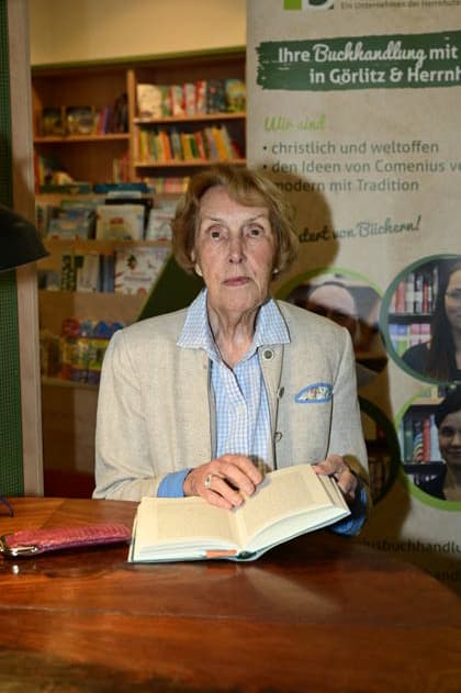 Dagmar von Gersdorff präsentiert ihre außergewöhnliche Biografie über Fürst Pückler Alle Schönheit, aller Zauber. Lucie und Hermann von Pückler in der Comenius-Buchhandlung. Görlitz, 10.06.2026 *** Dagmar von Gersdorff presents her extraordinary biography of Prince Pückler All beauty, all magic Lucie and Hermann von Pückler in the Comenius bookshop in Görlitz, 10 06 2026 Copyright: xMatthiasxWehnertx