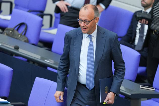 Deutscher Bundestag, 83. Plenarsitzung Sitzung Bundeskanzler Friedrich Merz (CDU) dynamisch unterwegs im Plenum bei der 83. Sitzung des Deutschen Bundestag in Berlin, 11.06.2026 Berlin Berlin Deutschland *** German Bundestag, 83 Plenary Session Session Federal Chancellor Friedrich Merz CDU dynamic on the way in the plenary at the 83 session of the German Bundestag in Berlin, 11 06 2026 Berlin Berlin Germany