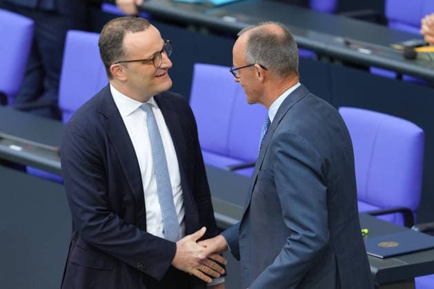 Deutscher Bundestag, 83. Plenarsitzung Sitzung Fraktionsvorsitzender Jens Spahn begruesst Bundeskanzler Friedrich Merz (CDU) nahe der Regierungsbank bei der 83. Sitzung des Deutschen Bundestag in Berlin, 11.06.2026 Berlin Berlin Deutschland *** German Bundestag, 83 Plenary Session Session Parliamentary group leader Jens Spahn greets Federal Chancellor Friedrich Merz CDU near the government bench at the 83rd session of the German Bundestag in Berlin, 11 06 2026 Berlin Berlin Germany