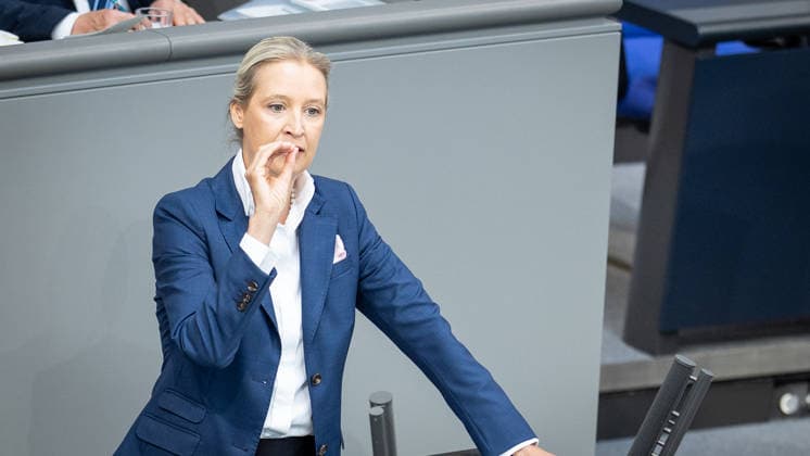 Alice Weidel, AfD-Fraktions- und Parteivorsitzende, spricht nach der Regierungserklärung des Bundeskanzlers;Regierungserklärung durch den Bundeskanzler zum bevorstehenden Europäischen Rat, Berlin Berlin Deutschland Deutscher Bundestag *** Alice Weidel, AfD parliamentary group and party leader, speaks after the government statement by the Federal Chancellor Government statement by the Federal Chancellor on the forthcoming European Council, Berlin Berlin Germany German Bundestag