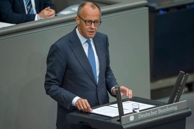 Berlin, Deutschland, 11.06.2026: Abgeordnete während der 83. Sitzung des Deutschen Bundestages im Plenarsaal des Reichstagsgebäudes. Foto: Bundeskanzler Friedrich Merz (CDU) spricht im Plenarsaal *** Berlin, Germany, 11 06 2026 Members of Parliament during the 83rd session of the German Bundestag in the plenary chamber of the Reichstag building Photo Federal Chancellor Friedrich Merz CDU speaks in the plenary chamber Copyright: HMBxMedia xMarcoxBader