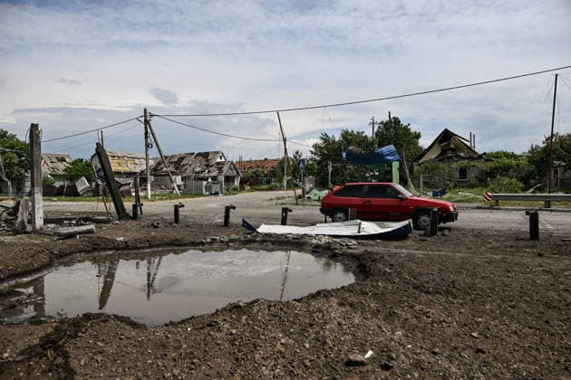RECORD DATE NOT STATED Russians Hit Zaporizhzhia With KAB Bombs - Ukraine A car passes a crater caused by a Russian strike with guided aerial bombs in the settlement of Balabyne, Zaporizhzhia region, Ukraine, on June 7, 2026. Russian forces attacked the settlement with guided aerial bombs (KABs), which struck near a public transport stop. Three people were killed and at least five others were injured in the attack. Private homes were also damaged Photo by Dmytro Smolienko Ukrinform ABACAPRESS.COM Zaporizhzhia region Ukraine  Copyright: xSmoliyenkoxDmytro Ukrinform ABACAx