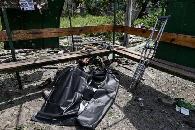 RECORD DATE NOT STATED Russians Hit Zaporizhzhia With KAB Bombs - Ukraine CAUTION, SENSITIVE CONTENT. The bodies of people killed in a Russian strike with guided aerial bombs are seen at a public transport stop in the settlement of Balabyne, Zaporizhzhia region, Ukraine, on June 7, 2026. Russian forces attacked the settlement with guided aerial bombs (KABs), which struck near a public transport stop. Three people were killed and at least five others were injured in the attack. Private homes were also damaged Photo by Dmytro Smolienko Ukrinform ABACAPRESS.COM Zaporizhzhia region Ukraine  Copyright: xSmoliyenkoxDmytro Ukrinform ABACAx