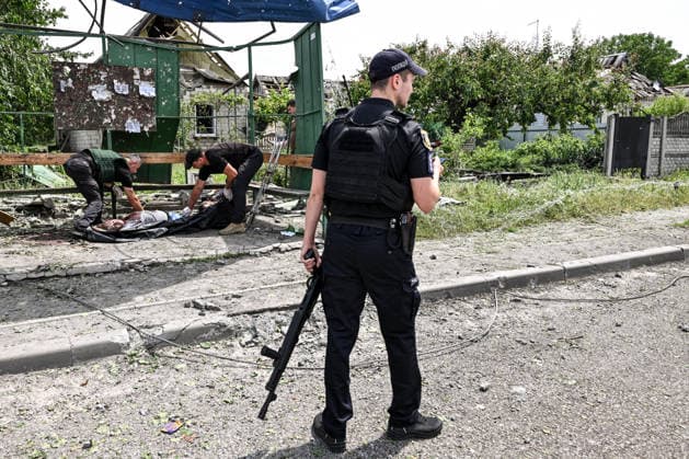 RECORD DATE NOT STATED Russians Hit Zaporizhzhia With KAB Bombs - Ukraine CAUTION, SENSITIVE CONTENT. Medics examine the body of a woman killed in a Russian strike with guided aerial bombs at a public transport stop in the settlement of Balabyne, Zaporizhzhia region, Ukraine, on June 7, 2026. Russian forces attacked the settlement with guided aerial bombs (KABs), which struck near the public transport stop. Three people were killed and at least five others were injured in the attack. Private homes were also damaged Photo by Dmytro Smolienko Ukrinform ABACAPRESS.COM Zaporizhzhia region Ukraine  Copyright: xSmoliyenkoxDmytro Ukrinform ABACAx