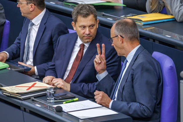 Bundestag Bundeskanzler Friedrich Merz (CDU) und Lars Klingbeil (SPD), Bundesfinanzminister im Deutschen Bundestag am 11.06.26 in Berlin. Berlin Berlin Deutschland Bundestag *** Bundestag Federal Chancellor Friedrich Merz CDU and Lars Klingbeil SPD , Federal Minister of Finance in the German Bundestag on 11 06 26 in Berlin Berlin Berlin Germany Bundestag