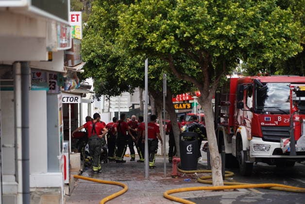 Two dead and 24 injured in a fire in Magaluf Mallorca Several firefighters working at the scene of the fire, on June 11, 2026, in Magaluf, Mallorca, Balearic Islands Spain Two people have died in a fire in a block of apartments in Magaluf and 24 have been injured, eight of them firefighters The fire has originated on the third floor of the building and a dozen people remain confined inside 11 JUNE 2026 Javier Ferná Magaluf, Mallorca, Balearic Islands Magaluf, Mallorca, Balearic Islands Spain  Copyright: xJavierxFernandezx 7587956
